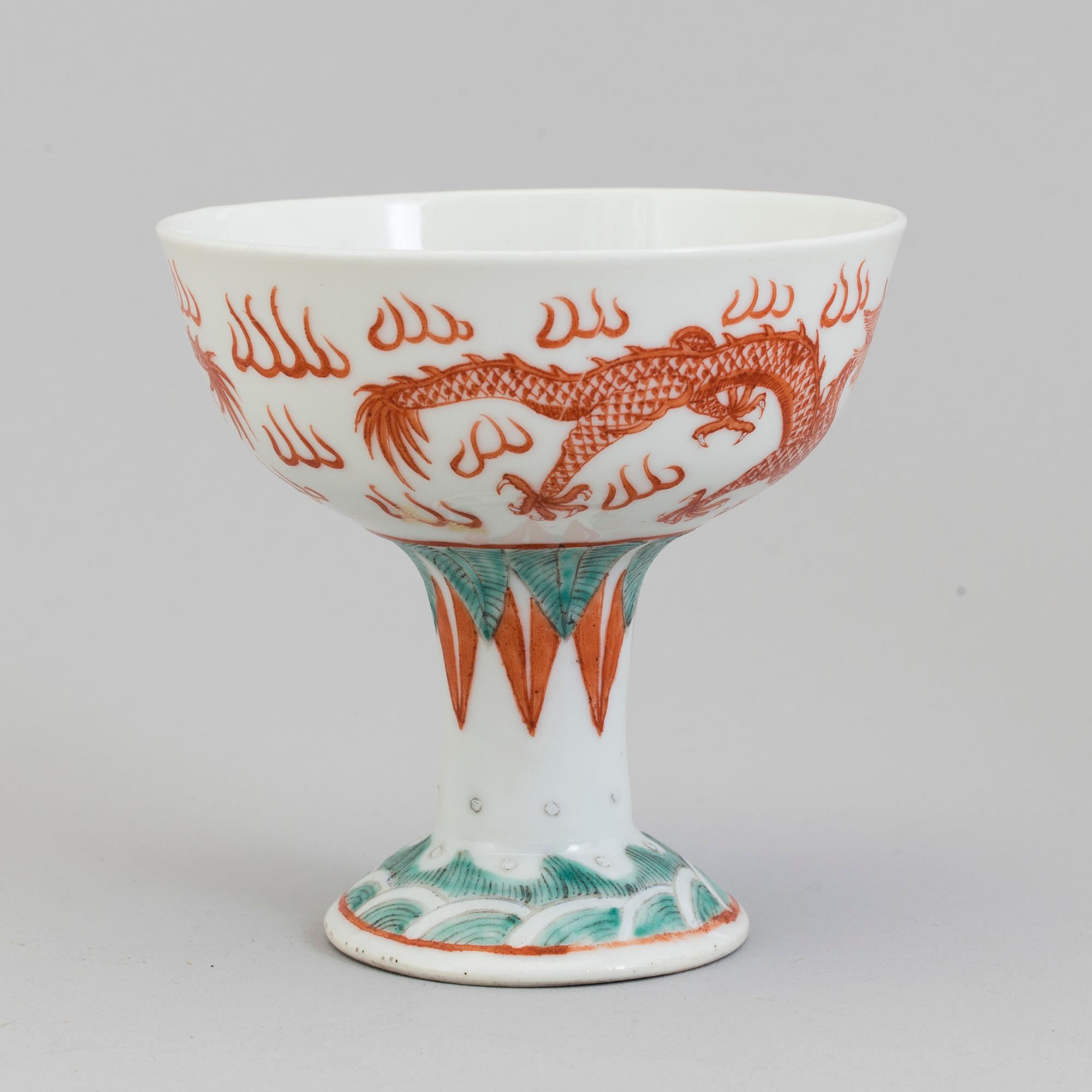 A large porcelain spoon and footed bowl, Qing dynasty, late 19th century.