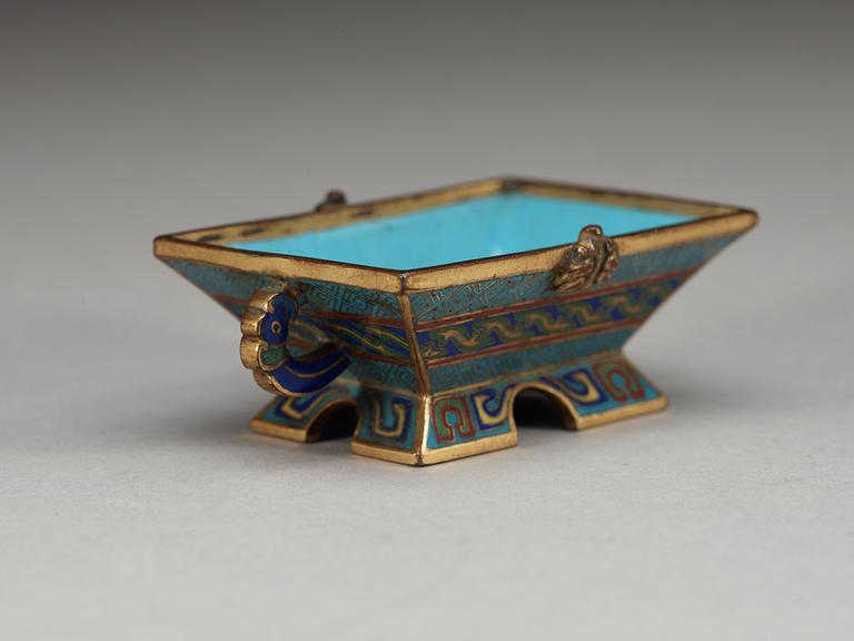 PENSELBAD, cloisonné. Qing dynastin, 1800-tal.