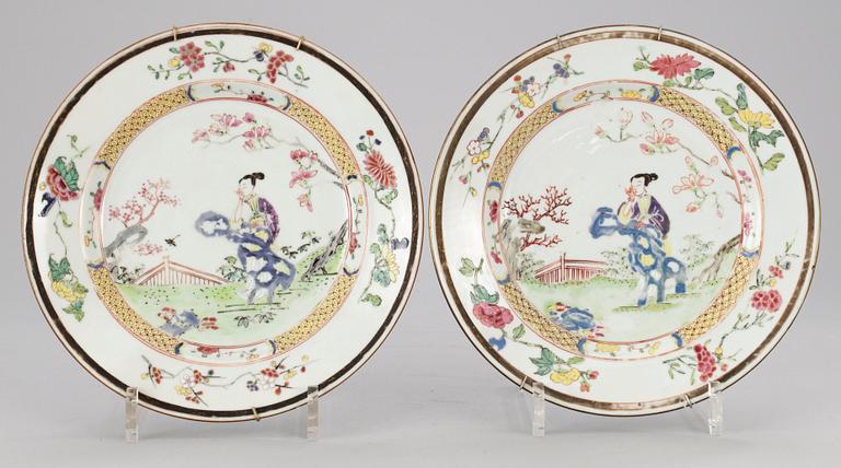 TALLRIKAR, ett par, porslin. Qing dynastin Qianlong (1736-95).
