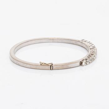 Bangle 18k whitegold old-cut diamonds approx 2,5 ct in total, inner diameter approx 17 cm, hinge mechanism.