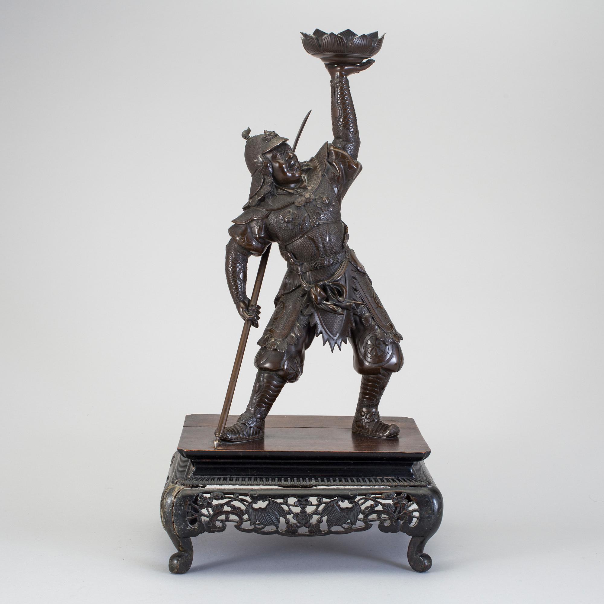 A japanese Meiji-era bronze sculpture depicting a samurai. - Bukowskis