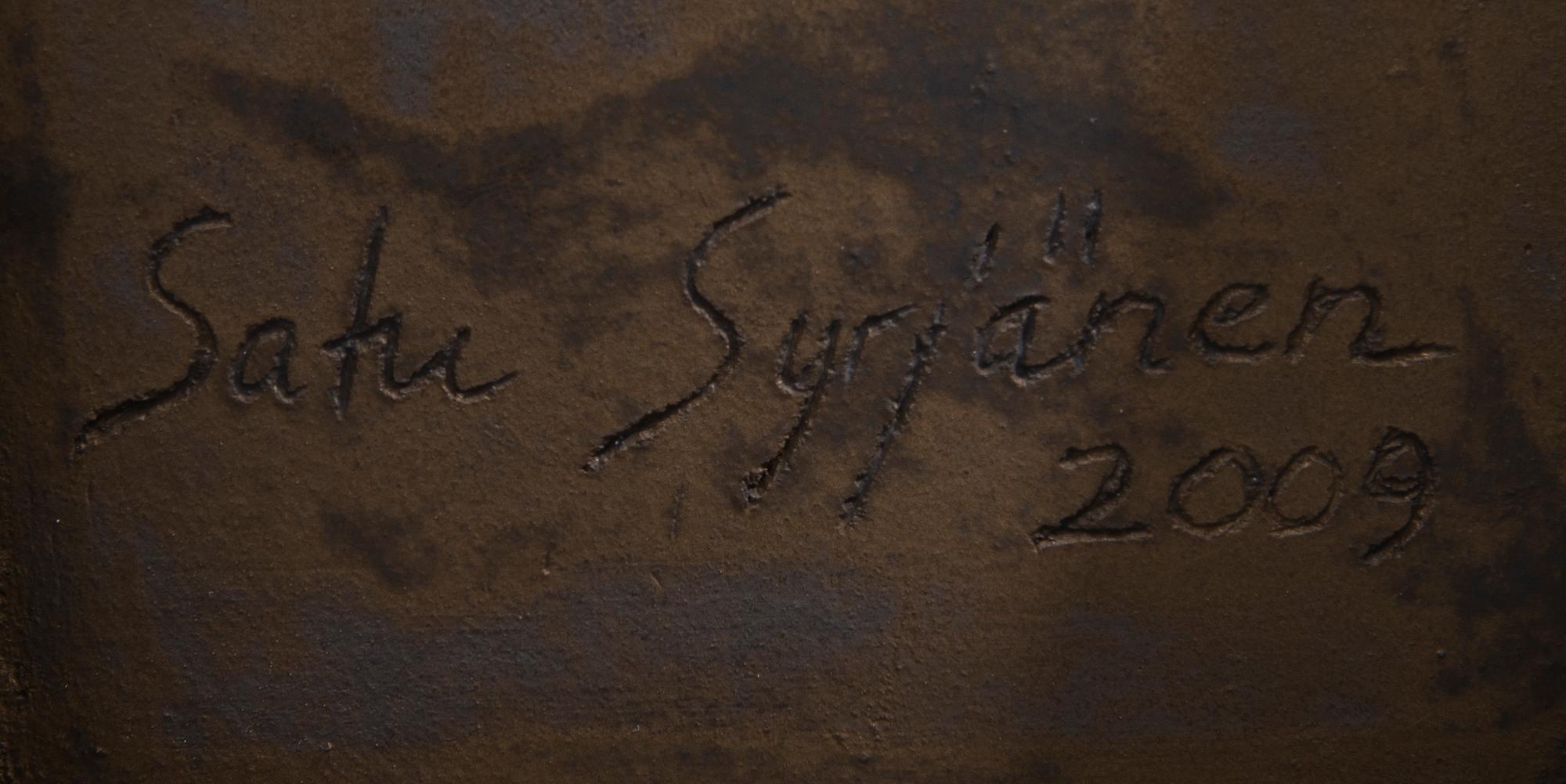 SATU SYRJÄNEN, KERAMIIKKAVEISTOS, "Keltainen kenttä", sign. Satu Syrjänen 2009.
