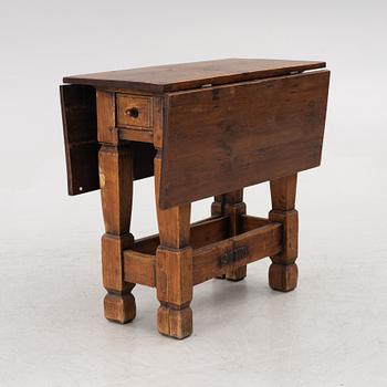 A drop-leaf table, 18th/19th Cc2entury.