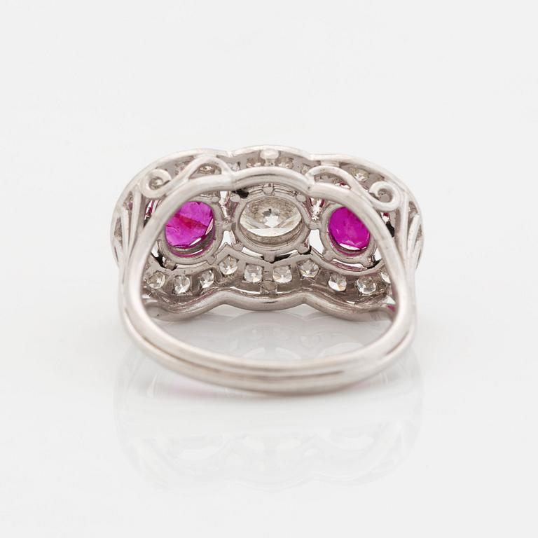 Ring 18K vitguld med fasettslipade rubiner och en rund briljantslipade diamant.