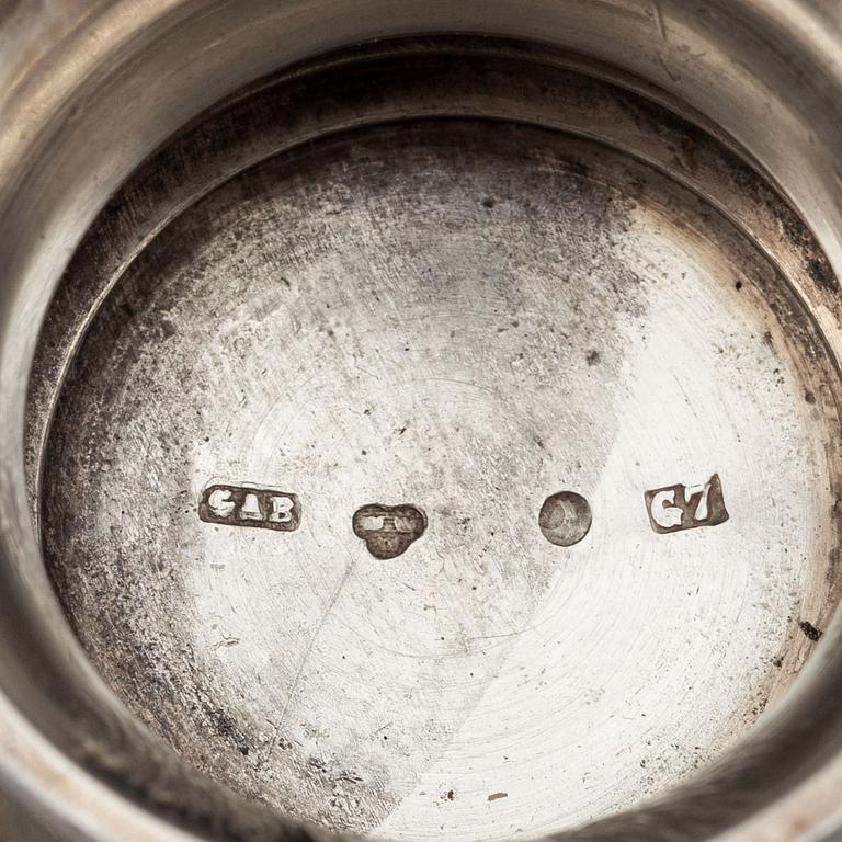A swedish silver beaker with mark of GAB 1909 and a swedish royal letter from 1943.