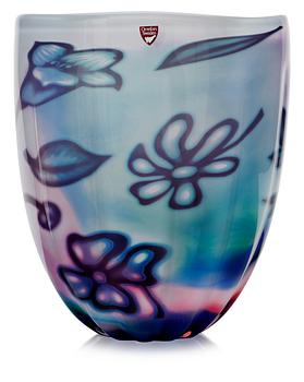 An Eva Englund graal vase, Orrefors 1986.