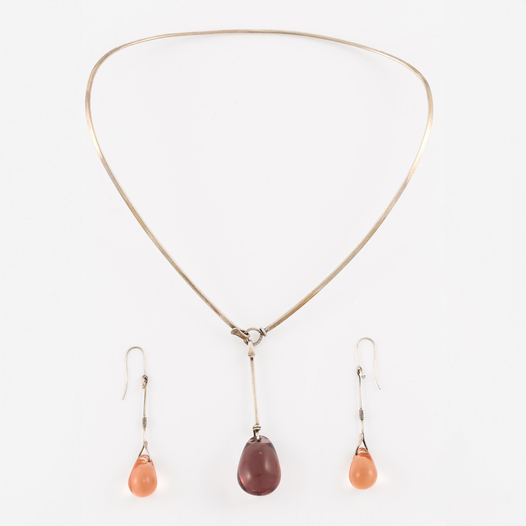 Vivianna Torun Bülow-Hübe, collier och örhängen, silver med lila-aprikosa glasdroppar.