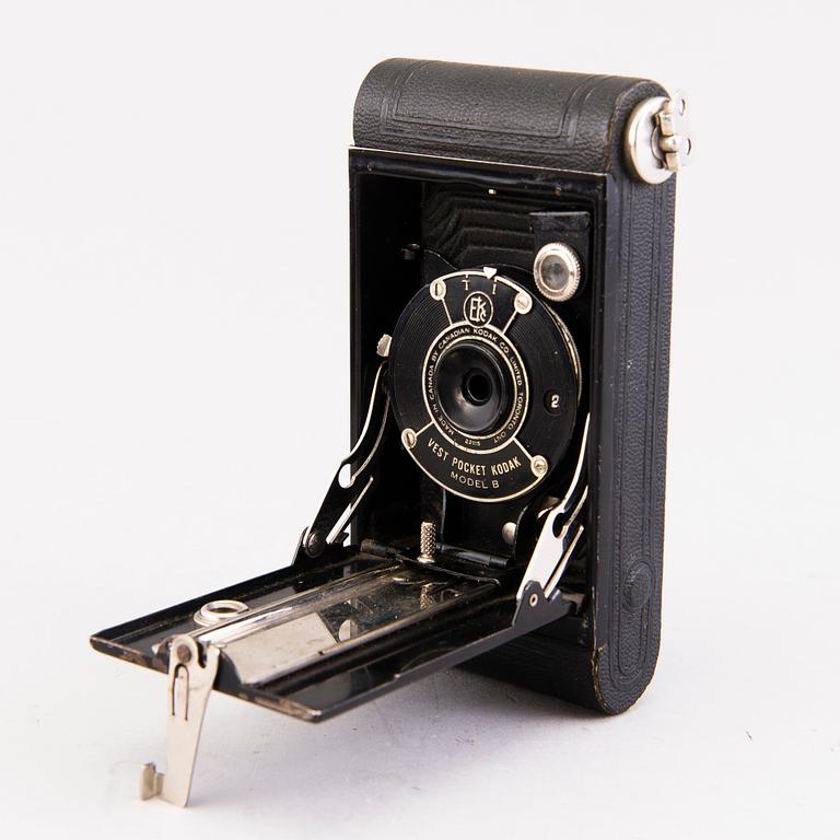 Set of five cameras, with accessories, 1920-50-tal.