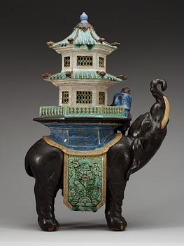 A pair of elephants with pagodas, presumably Qing dynasty.