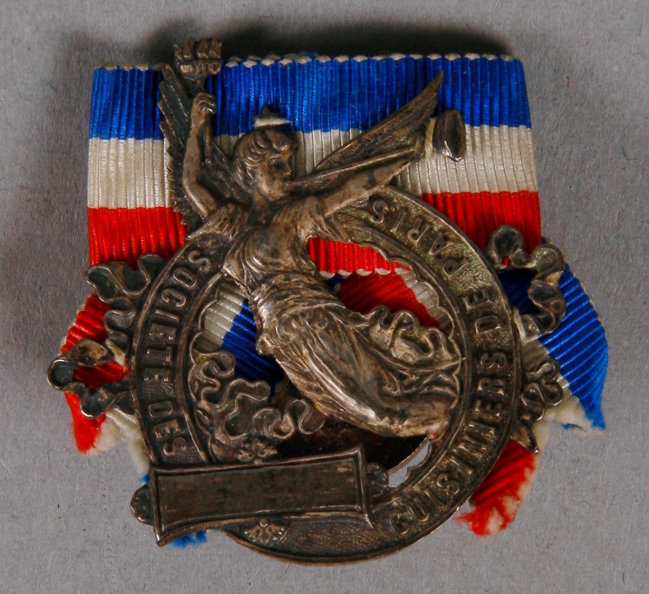 MEDALJ SAMT RIDDARTECKEN, "Syndicat des Restaurateurs Limonadiers Paris" resp "Orden av Merite Agricole". 1920-30-tal.