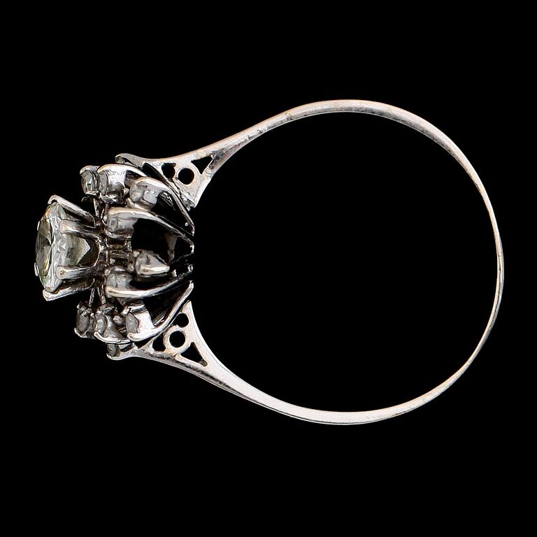RING, 18 k vitguld och briljantslipad diamant ca 0.64 ct. Total vikt ca 3 g.