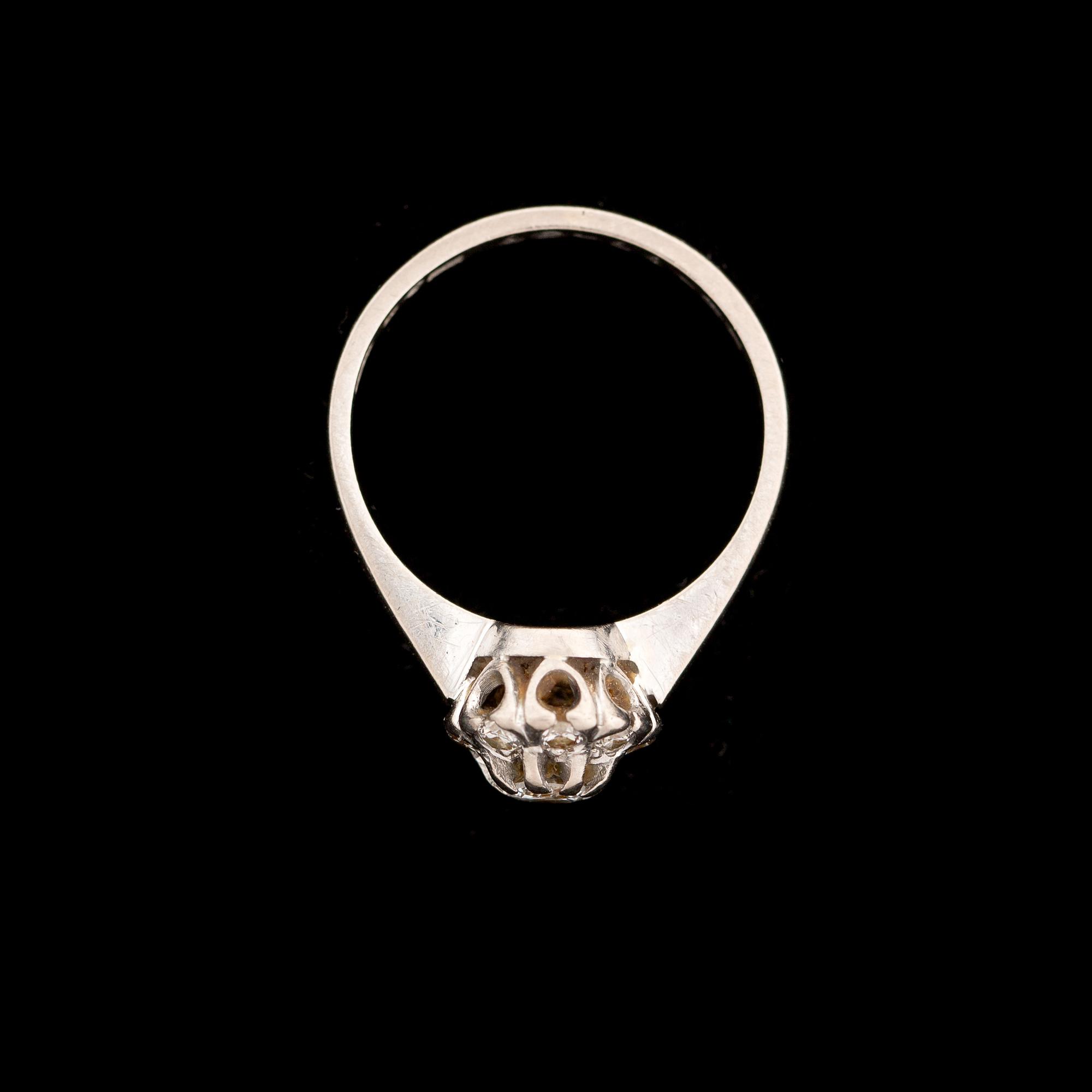 RING, 18 k vitguld med briljantslipade diamanter, totalt ca 0,36 ct enligt gravyr. Vikt ca 4 g.