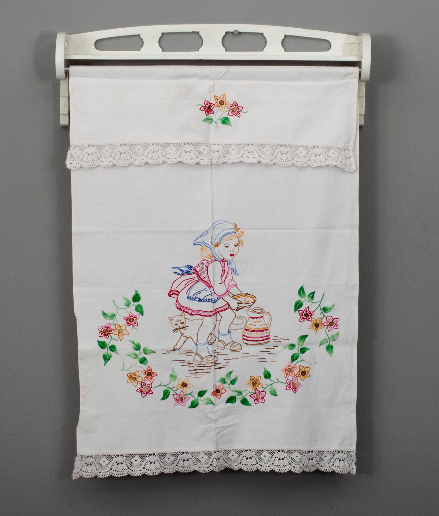 HANDUKSSTÄLLNING  med BRODERAD SKYDDSTYG, målat trä och bomull. 1900-talets mitt.