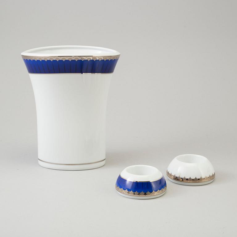 SIGVARD BERNADOTTE, 39 pieces of porcelain tablewaer "Christineholm/Marianne", Royal Blue.