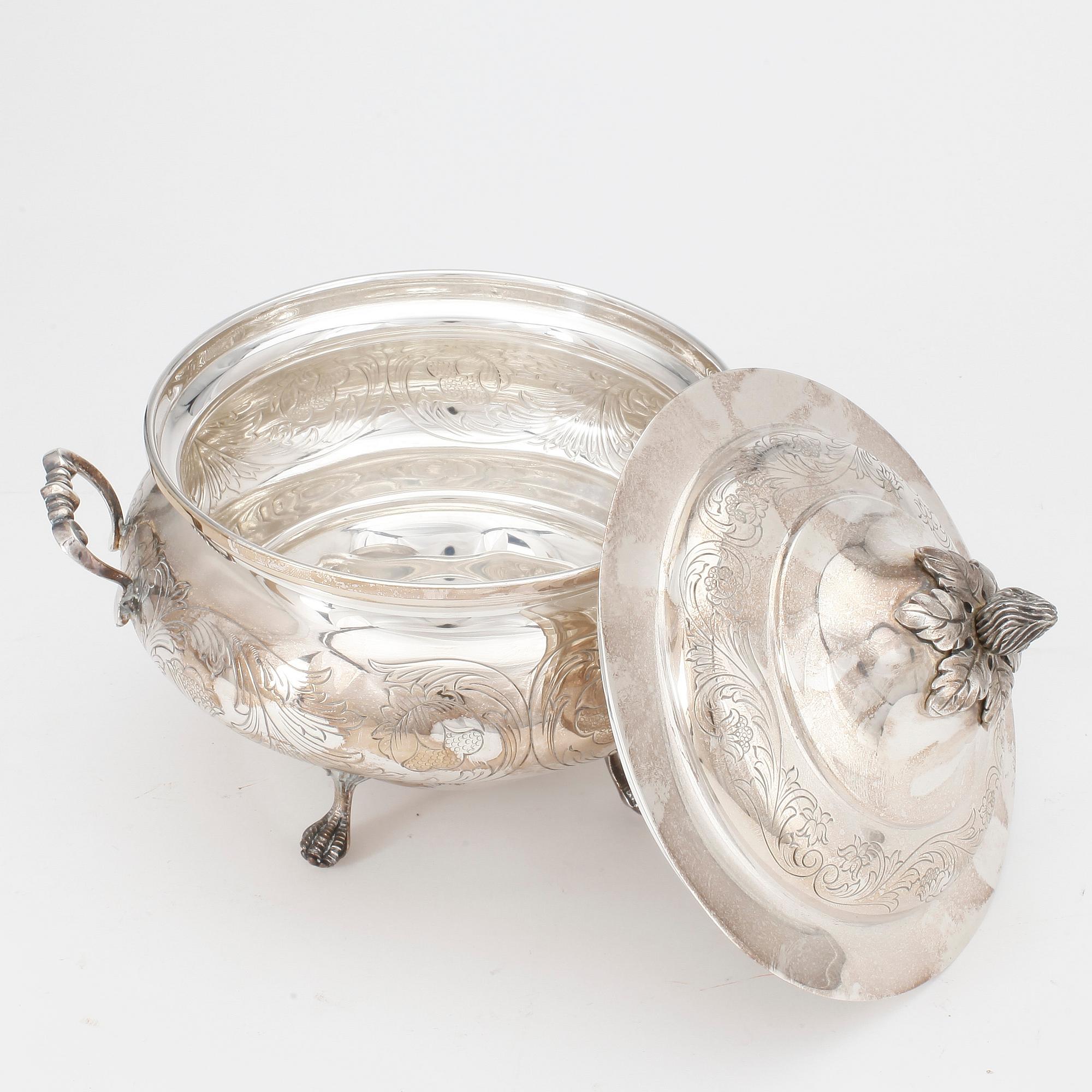 BONBONJÄR, silver, svenska importstämplar, 1900-tal. Vikt ca 695 g.