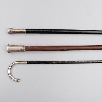 PROMENADKÄPPAR, 3 st, varav en med silverkrycka, 1900-talets första hälft.