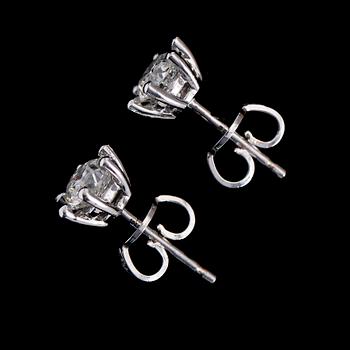 ÖRHÄNGEN, 1 par, 18K vitguld, solitära briljantslipade diamanter tot ca 1.10 ct.
