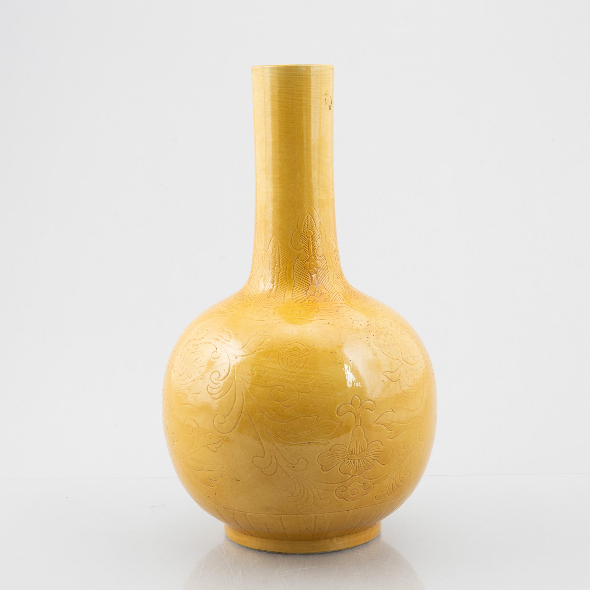 A porcelain vase, China, 20th century.