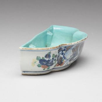 A blue and white and enamelled basin, Qing dynasty, 18th Century.