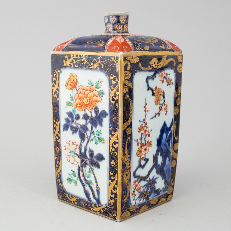 A japanese imari bottle, Meiji period (1868-1912).