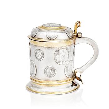 138. A German 18th century parcel-gilt silver tankard, mark of Andreas Junge I, Königsberg, possibly 1736.