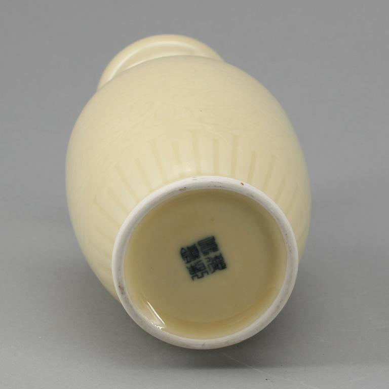 VAS, porslin, Kina. Modern tillverkning.