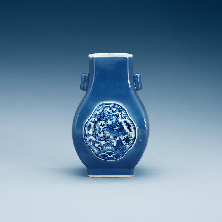 A blue and white vase, Qing dynasty, with Daoguangs seal mark.