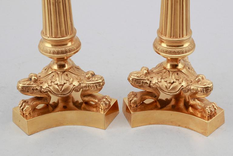 LJUSSTAKAR, 1 par. förgylld brons, senempire, 1800-talets första hälft.