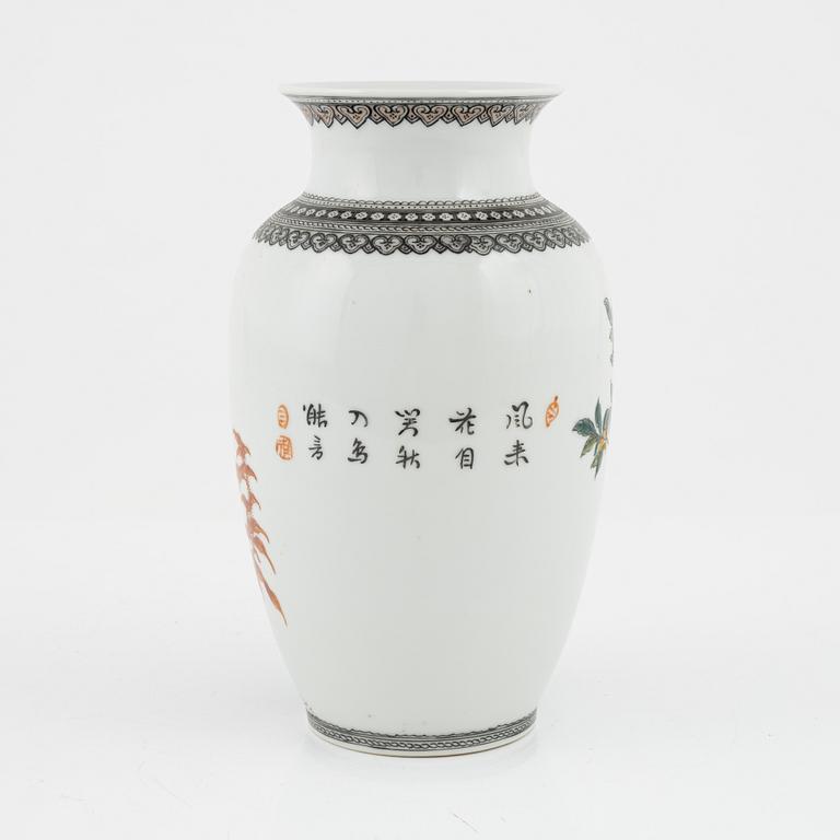 A porcelain vase, China, mid 20th century.