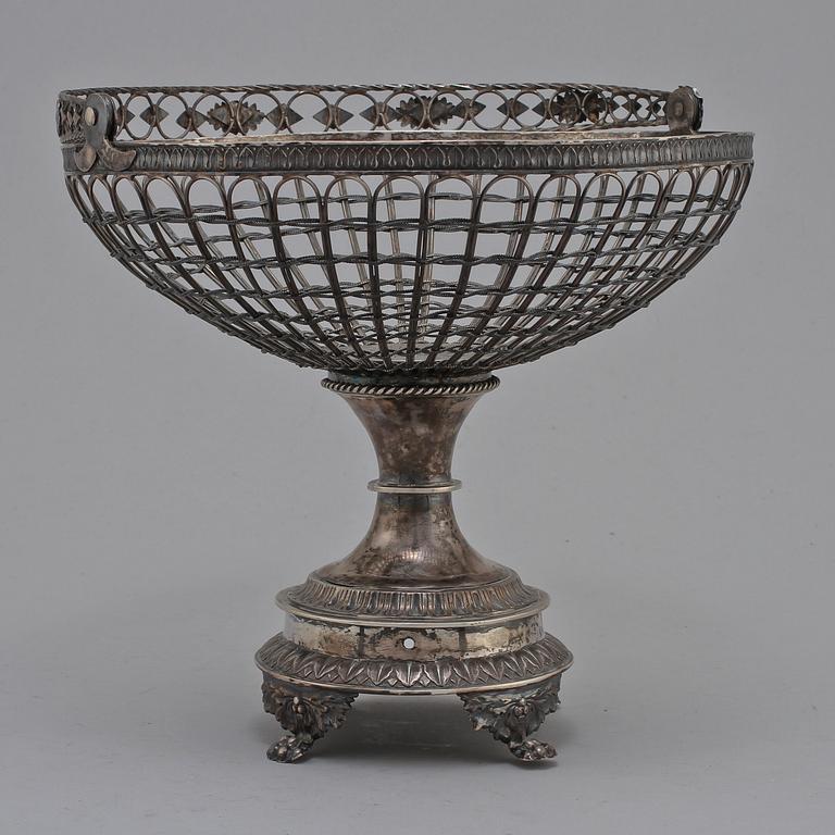 GALLERSKÅL PÅ FOT, silver, Carl Petter Lampa, Stockholm, 1828. Vikt 560 g.