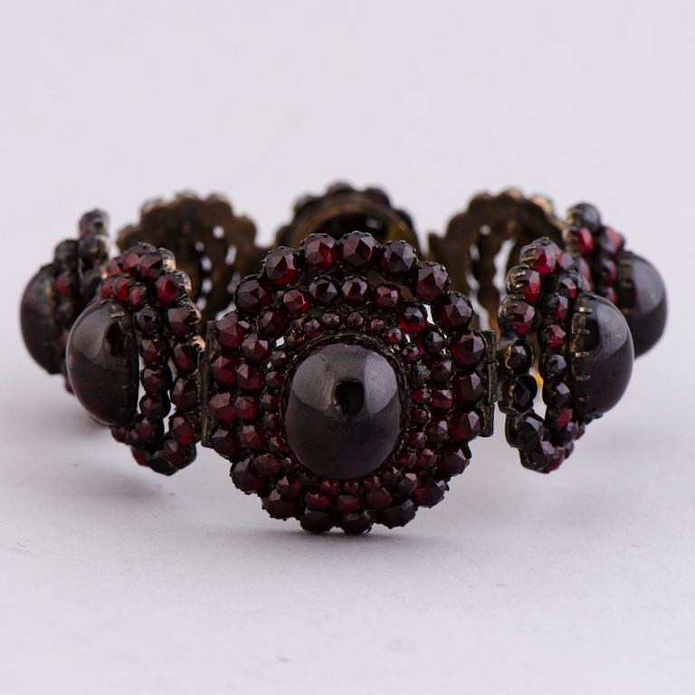 A BRACELET, garnets, metal, 19th century.