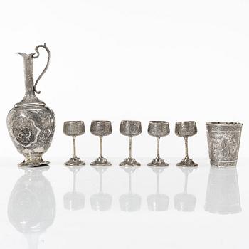 Kanna med fem små bägare samt en kopp, silver, Persien (Iran), 1900-talets första del.