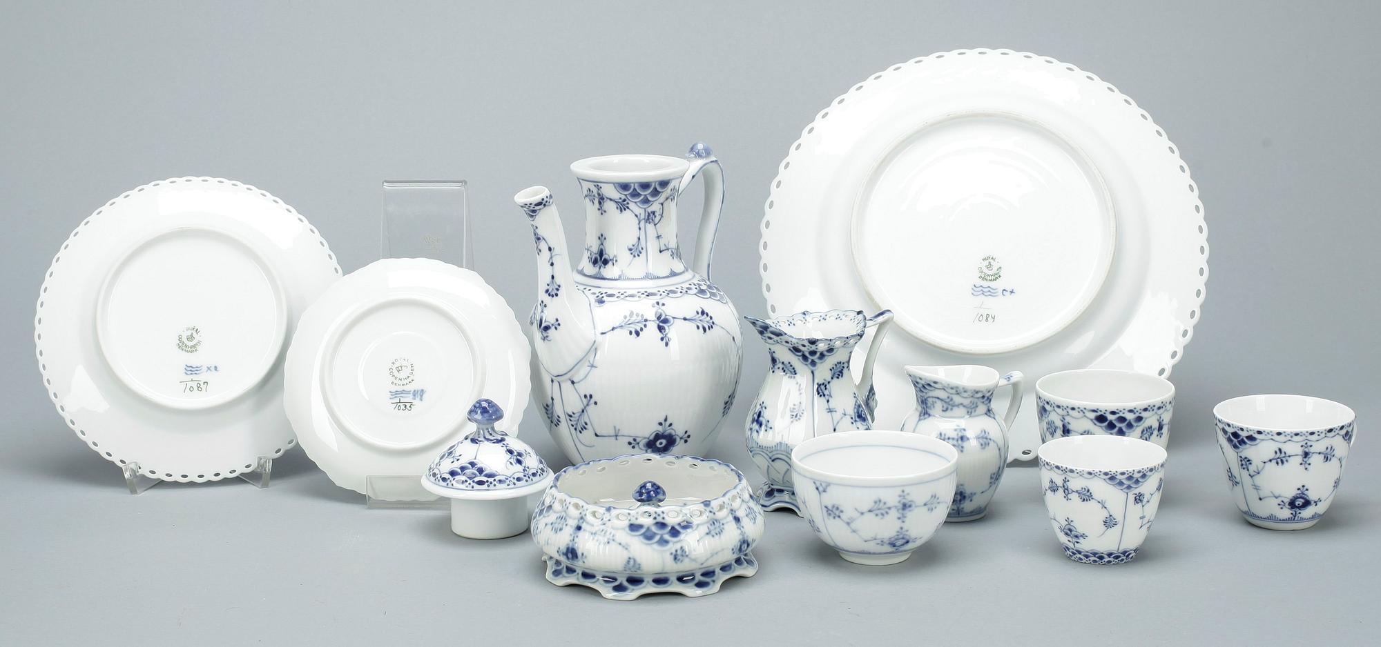 SERVISDELAR, 54 delar, "Musselmalet", Royal Copenhagen, Danmark, 1900-tal.