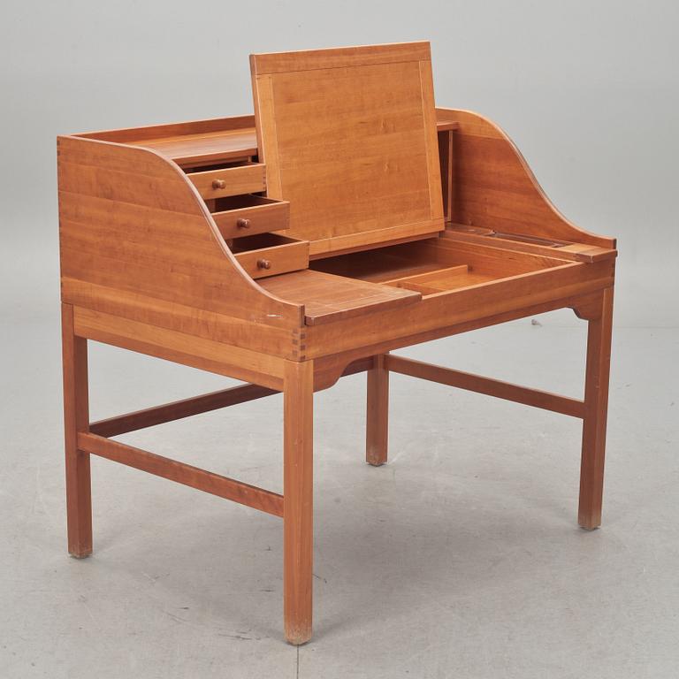 SKRIVBORD. Sannolikt Andreas Hansen för Hadsten träindustri, Danmark,  daterat 1991.