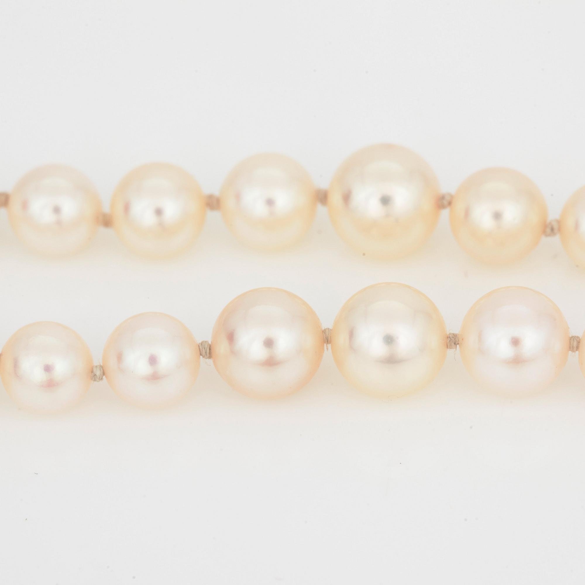 Two strands of graduated cultured pearls. Ø 3 - 7.5 mm.