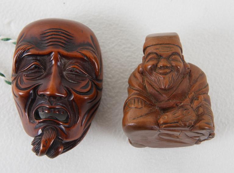 NETSUKE, 2 st, trä. Japan.