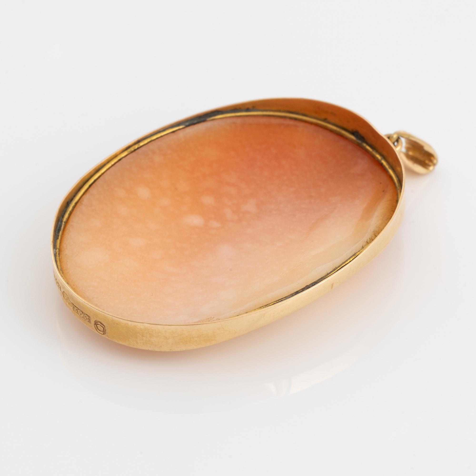 Pendant, 18K gold and shell cameo.