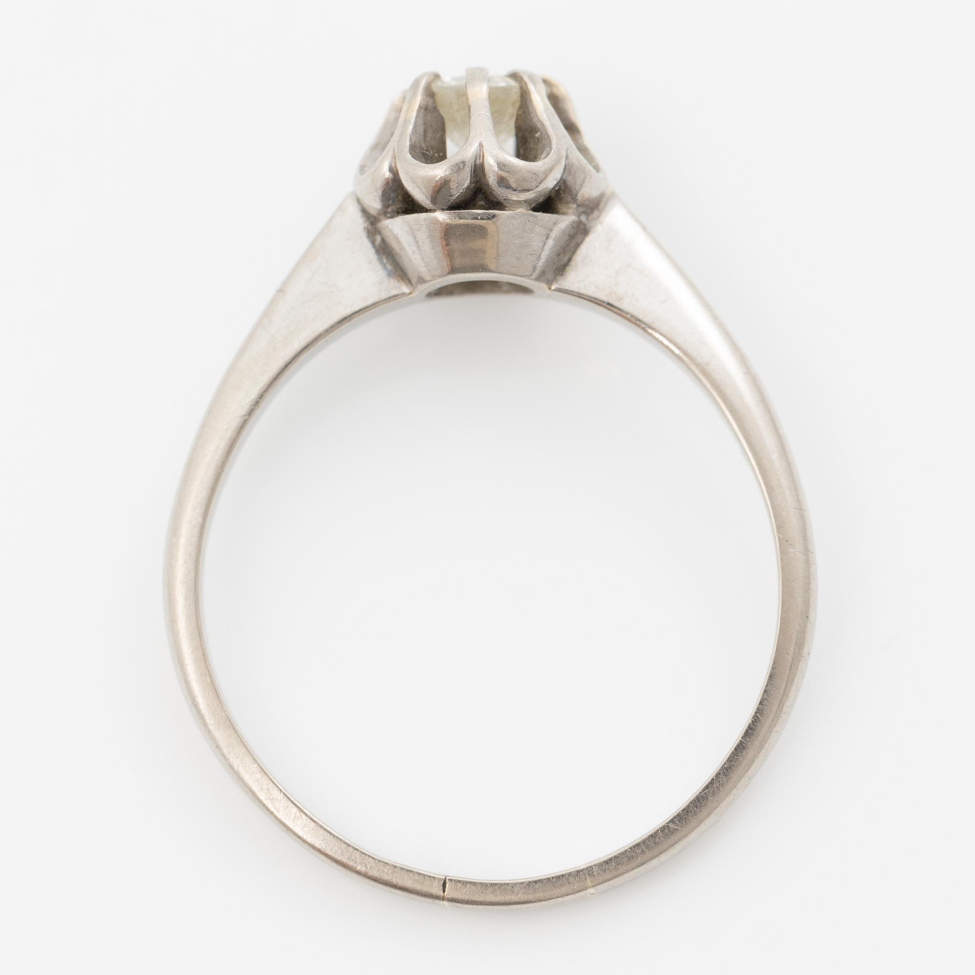 18K white gold ring with a brilliant-cut diamond.