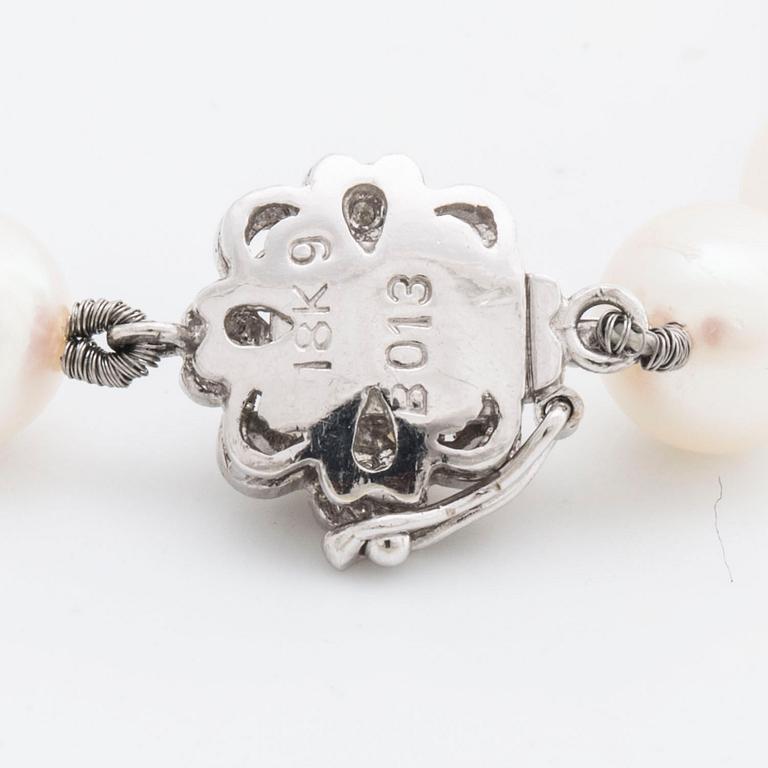 PÄRLCOLLIER odlade pärlor ca 7 mm lås i 18K vitguld m diamanter 8/8 samt 1 mindre odlad pärla ca 5 mm.