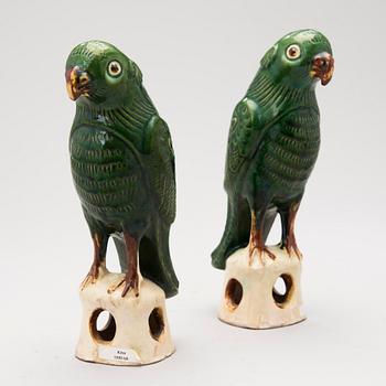 A pair of 19th Century parrot figurines in porcelain, China.