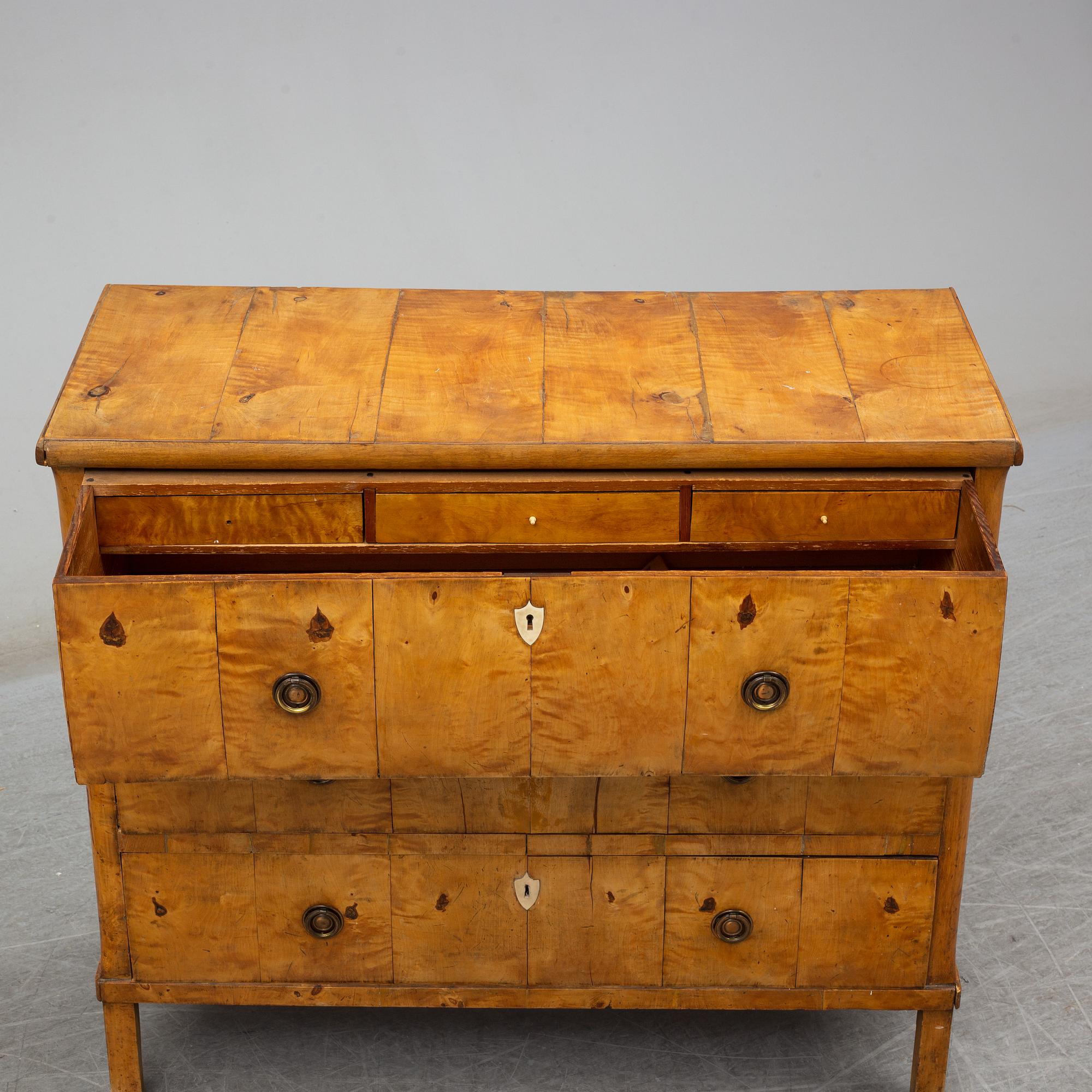 An early 19th century chest of drawers.