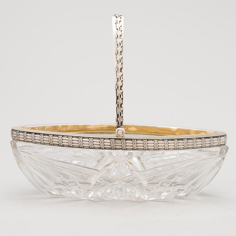 KAVIAR SKÅL, silver och slipat glas, Ryssland, Moskva 15 artellen, daterad 1914.
