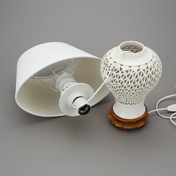 BORDSLAMPOR, ett par, porslin, 1900-tal, Kina.