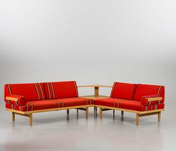 YNGVAR SANDSTRÖM OCH ALF SVENSSON, hörnsoffa/dagbäddar med bord. "Carina", Kock Möbel AB, Malmö, 1950/60-tal.