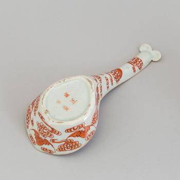 A large porcelain spoon and footed bowl, Qing dynasty, late 19th century.