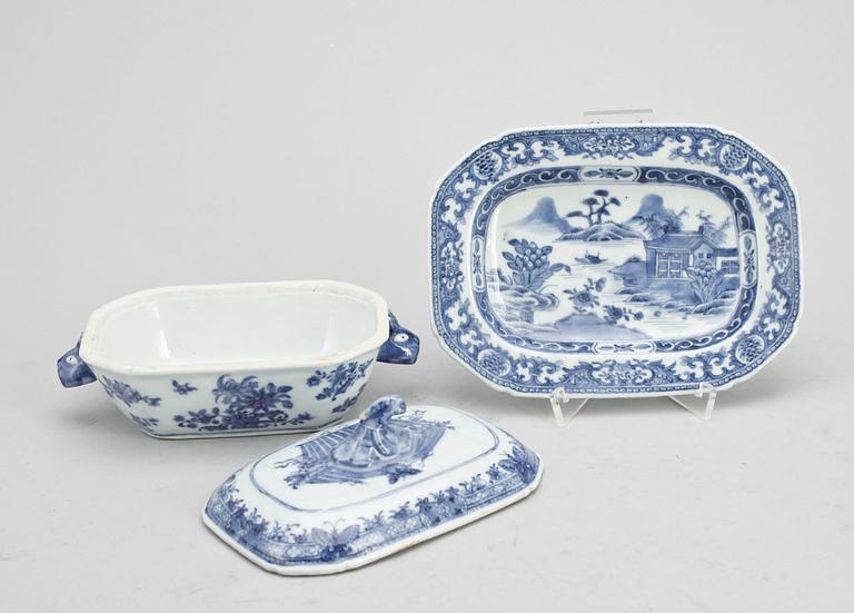 SMÖRTERRIN MED FAT, porslin, Kina, 1700-tal.