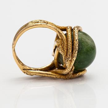Lotta Orkomies, An 18K gold ring with a chrome diopside. A Tillander, Helsinki 1960s-1970s.