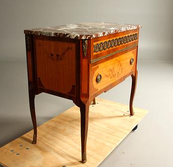 BYRÅ, gustaviansk stil. 1900-tal.