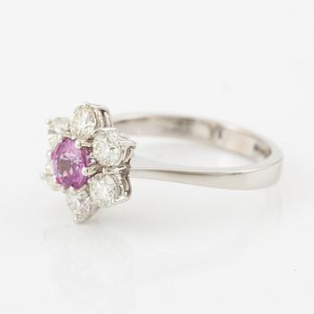 Ring in 14K gold with a pink faceted sapphire and round brilliant-cut diamonds.