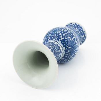 A blue and white vase, late Qing dynasty, circa 1900.